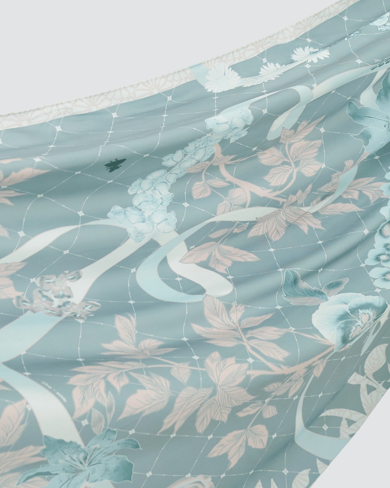 DISNEY X NAELOFAR - ALICE IN WONDERLAND SHAWL - DUSTY BLUE