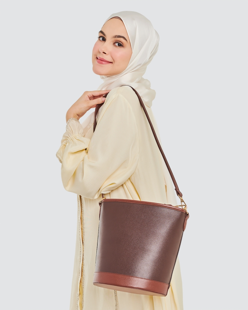 THE BUCKET BAG - DARK BROWN