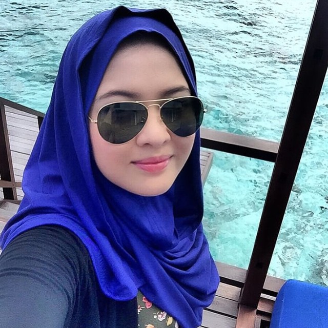 Fabulous colour to match the serene feeling of the blue ocean! Thank you @lynnshaera for donning @naelofarhijab #babesandbasic